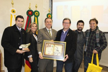 Homenagem aos 100 anos do Laboratório Wesp, fabricante da Essência Olina