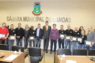 Homenagem a policiais civis da Delegacia de furtos, roubos e receptação de veículos de Canoas